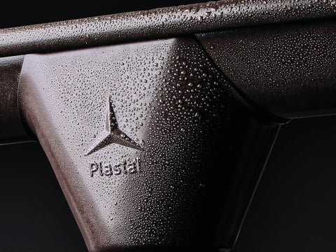 Plastal Dachrinnensystem Komplettes Sparpaket von Plastal Dachrinnen, abgebildet mit robustem Verbinderstück