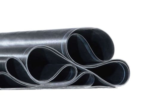 Rollen von EPDM-Dachfolie Stapel aufgerollter EPDM-Dachfolie in Nahaufnahme, bereit für den Einsatz bei Dachabdichtungsprojekten