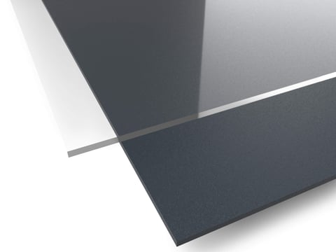 HPL & Transparente Massivplatten Vielfalt Stapel von HPL und transparenten Massivplatten in verschiedenen Farben und Texturen