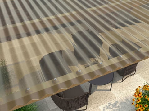Stilvolle bronze Wellplatten für Terrassenüberdachung – Wetterfest Robuste bronze Wellplatten auf einer Terrasse bieten optimalen Schutz und ein natürliches Farbdesign, ideal zur Integration in Gartenlandschaften